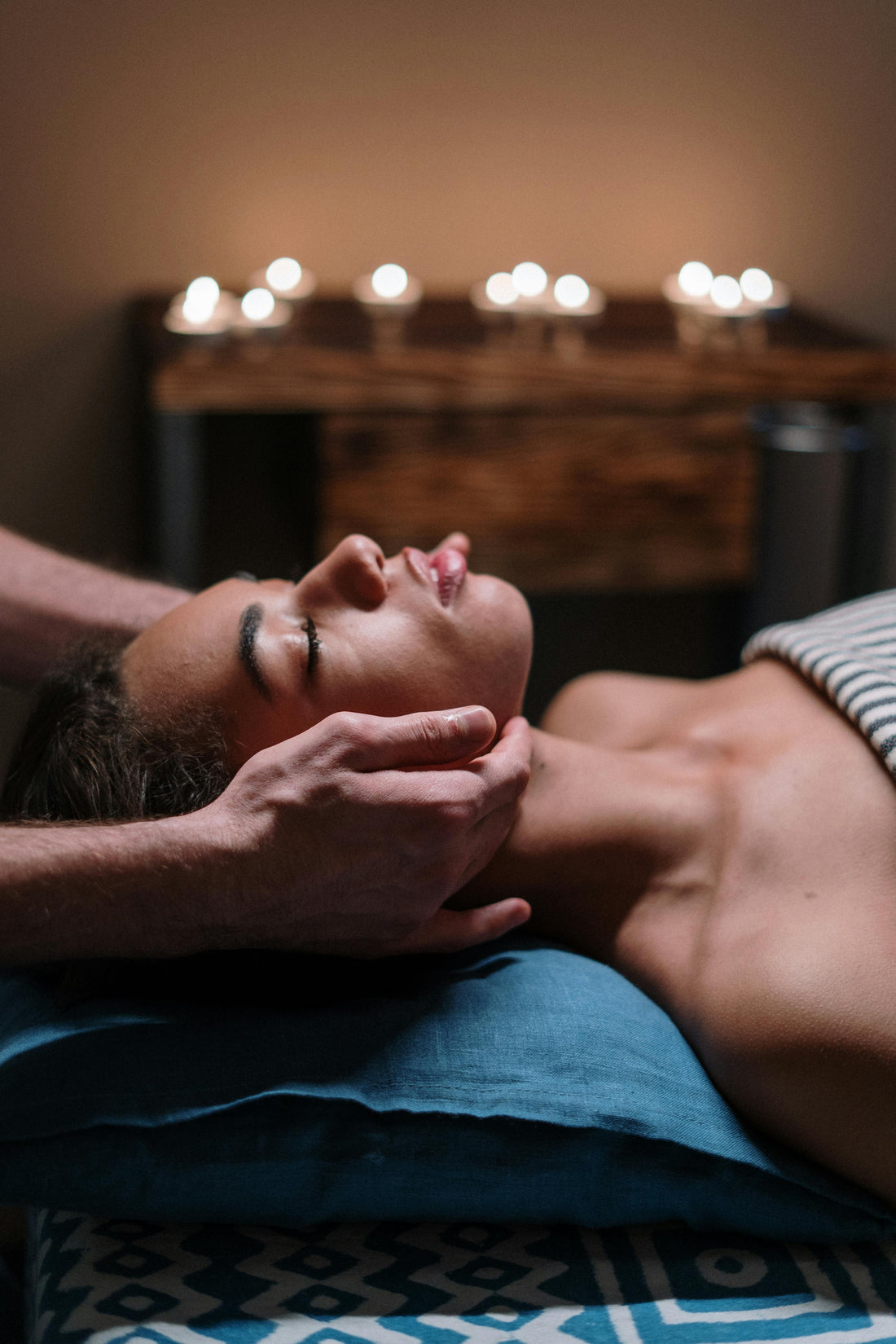 Massage facial à domicile : comment obtenir une peau éclatante et ferme en quelques minutes par jour